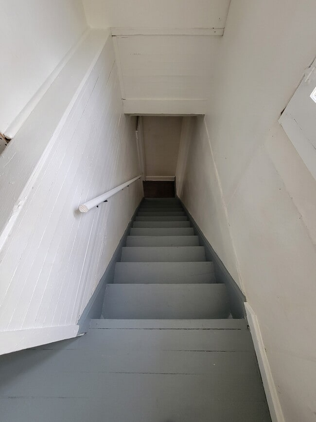 Building Photo - 952 Whitby Rd