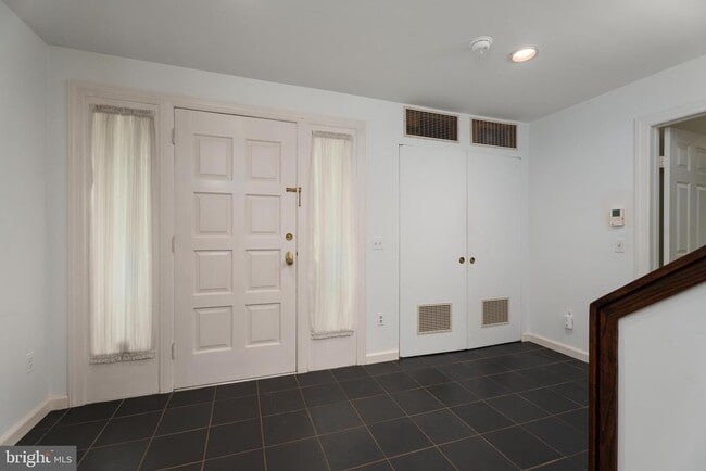 26 Constitution Hill W