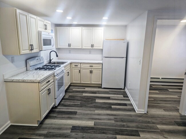 Building Photo - 868 S Huron Rd Unit Apt 2