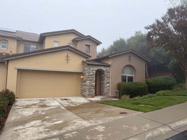 Building Photo - Beautiful 3 bedroom plus loft and office in highly sought Serrano community!