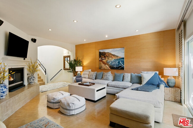 Photo - 6435 Zumirez Dr