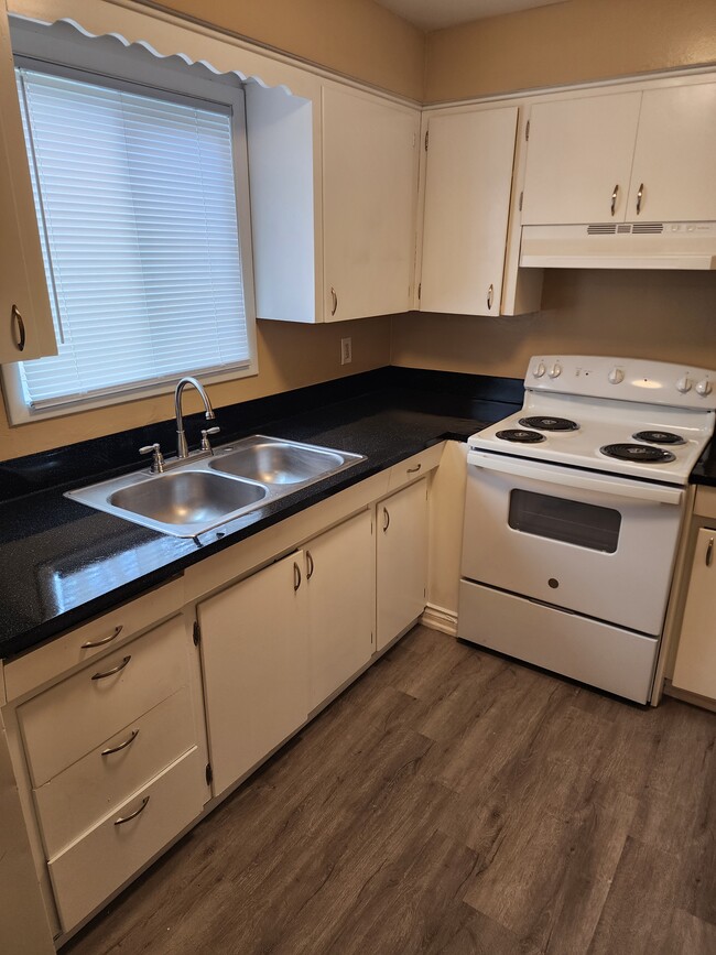 Photo - 1481 Tripp / Lee Apartments