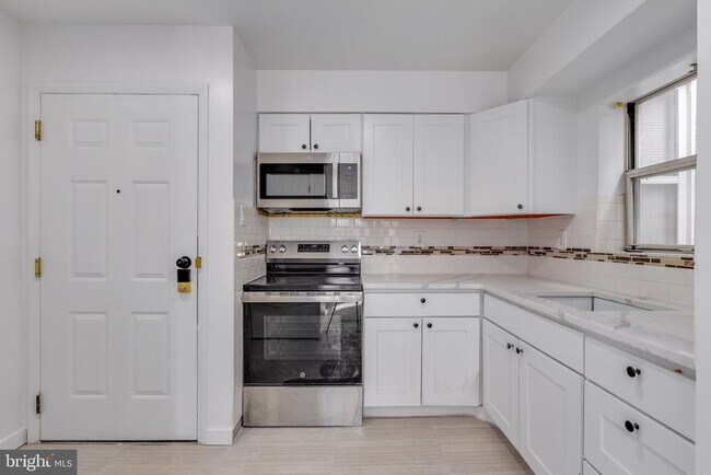 Photo - 4242 Pine St