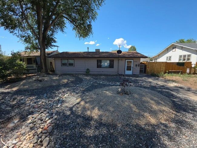 Building Photo - 1355 Elm Ave Unit A Rental