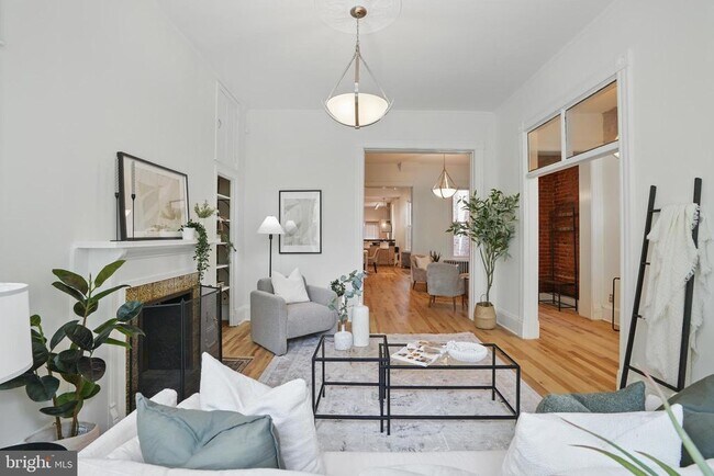 Photo - 136 R St NE