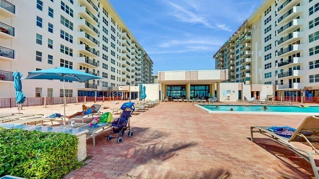 Photo - 1149 Hillsboro Mile Unidad 610