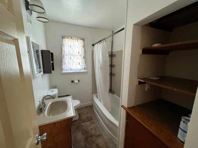 Photo - 309 55th St