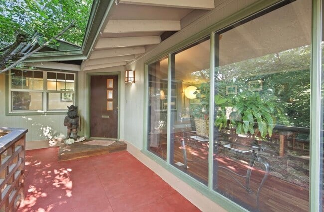 Building Photo - 200 Oregon Terrace