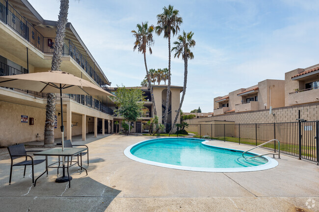 Carlyle Courtyard Apartments For Rent In Anaheim, Ca 