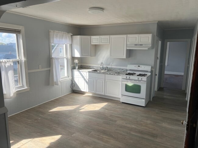 Building Photo - 49 Elder St Unit 3