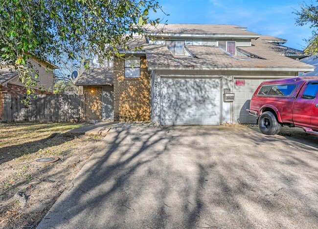 Grand Prairie Townhouse with one car garage - Grand Prairie Townhouse with one car garage