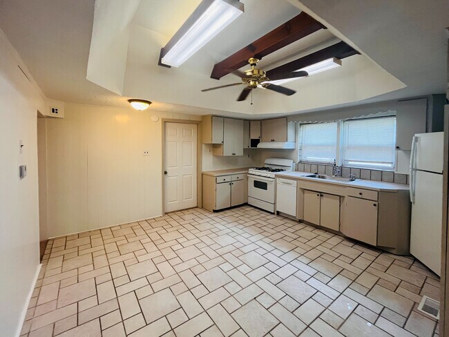 Photo - 602 Railroad Ave
