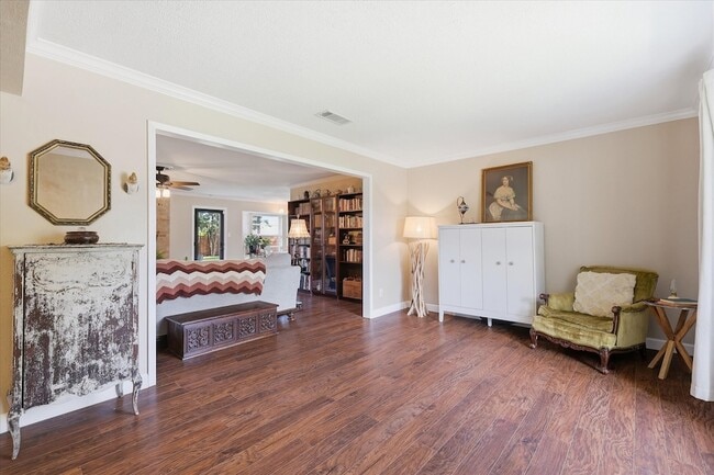 Photo - 217 E Louella Dr