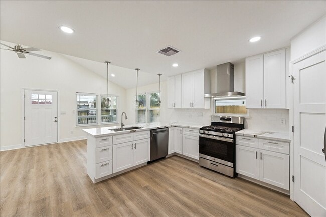 Photo - 903 E 37th St