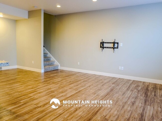 Photo - 824 Newfield Dr