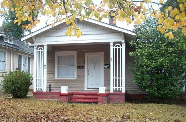 Rocking Chair Front Porch - 1837 McDowell St Casa Adosada