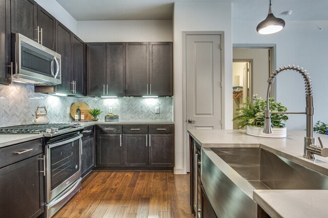 Photo - Your Private Urban Oasis Awaits Unidad SCR3