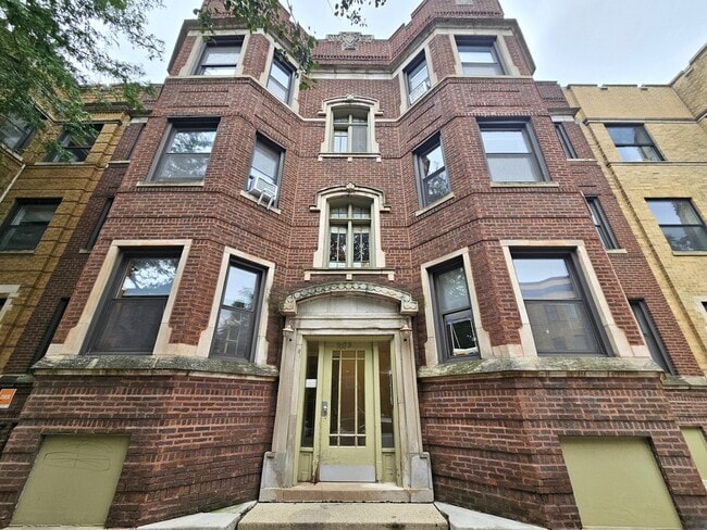 Building Photo - 709 W Cornelia Ave Unit 1R