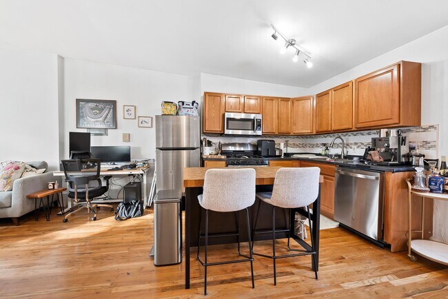 Building Photo - 280 Grand St Unit 3