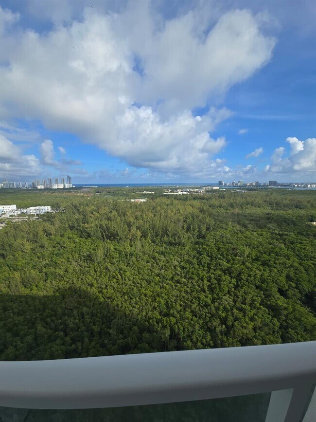 Building Photo - 14951 Royal Oaks Ln Unit 2502