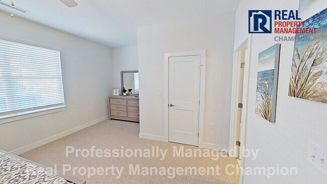 Photo - 8814 Market St
