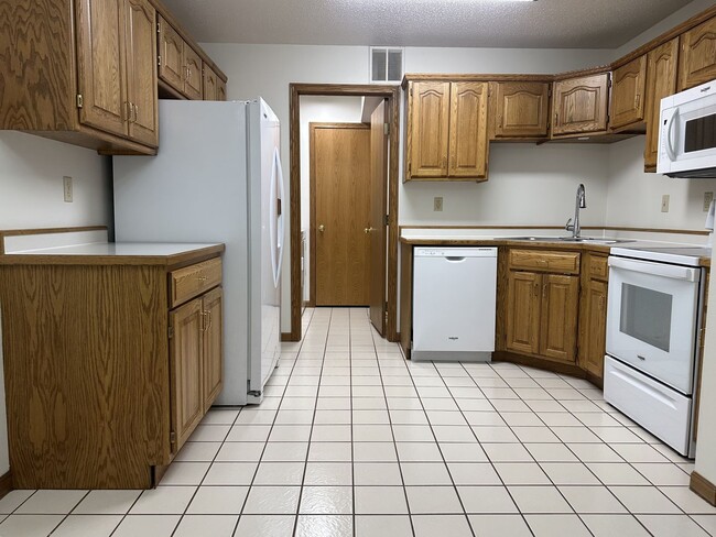 Building Photo - Candle Park West Townhomes - 1765 Unit 1765 34th Southwest B