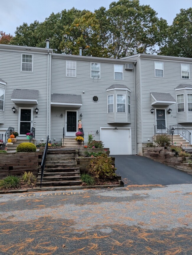 Building Photo - 565 Quaker Ln Unit 127