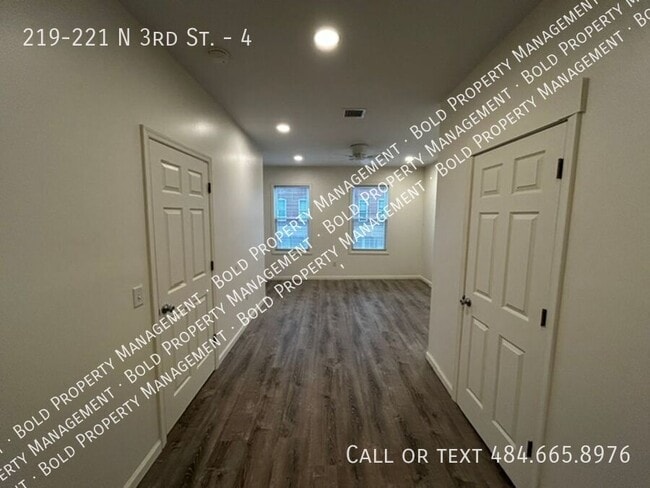 Building Photo - 219-221 N 3rd St.-4 Unit 4
