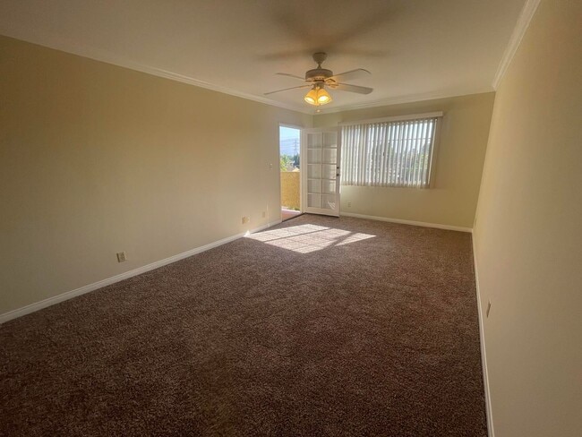 Photo - 360 Hollywood Way