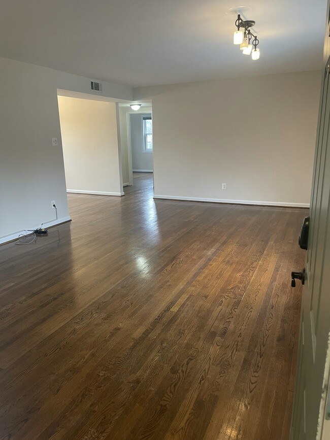 Building Photo - 9422 Adelphi Rd Unit 1