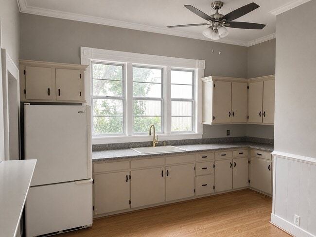 Photo - 128 Main St E