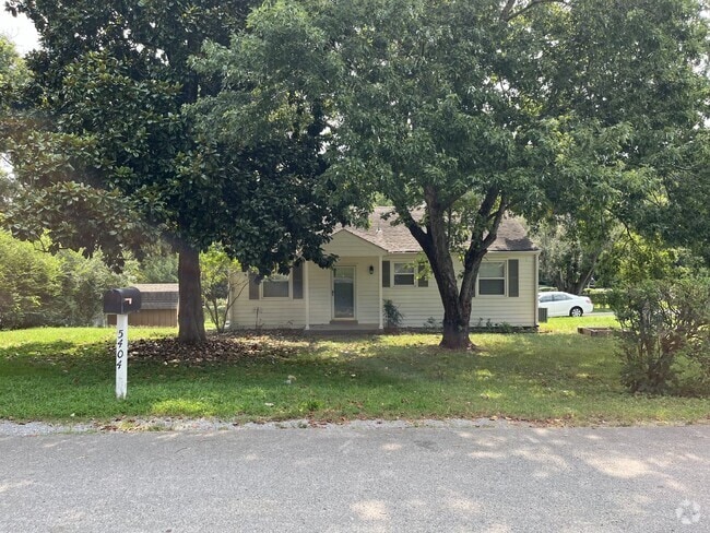 Building Photo - Charming 3-Bed Home with Hardwood Floors &...
