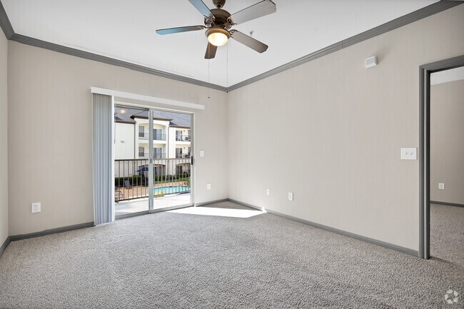 1BR, 1BA - 630SF - Living Room/Dining Room