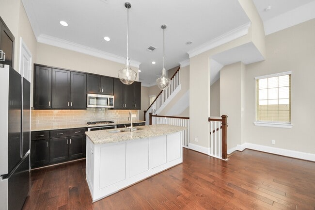 Building Photo - 8306 Hillendahl Blvd