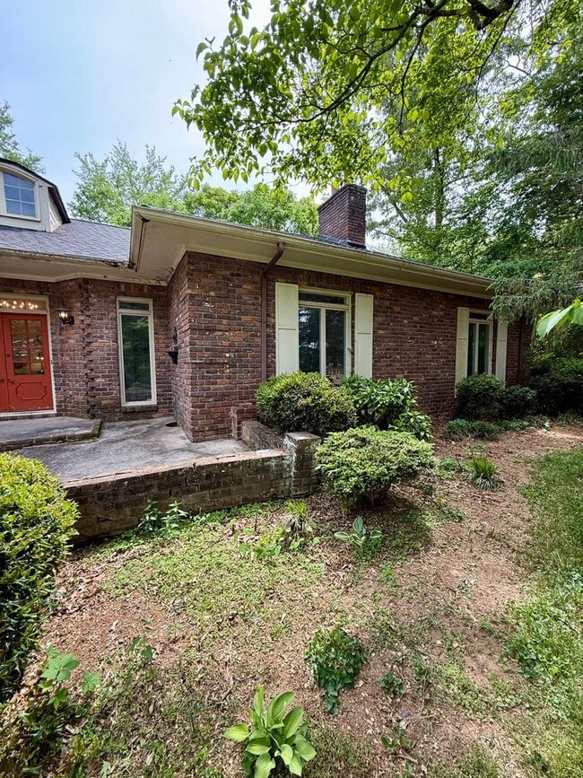 Building Photo - Knoxville 37909 - 2 bedroom, 1.5 bath unit, duplex - Contact Chad Weeks (865) 567-6193