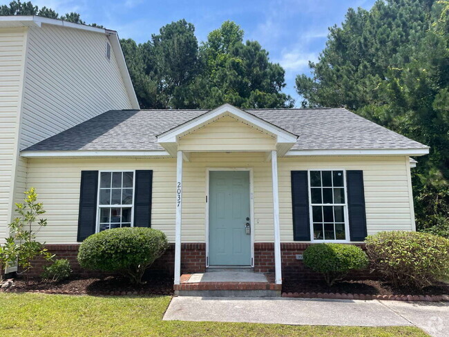 Building Photo - Two Bedroom Two Full Bathroom End Unit Tow... Rental