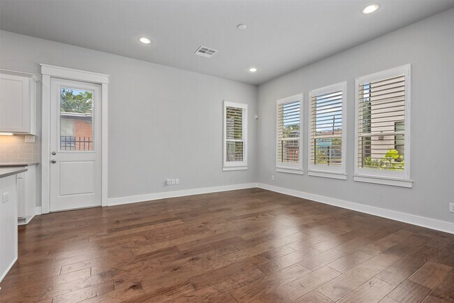 Photo - 909 Oak St