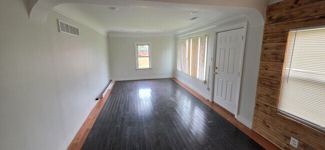 13501 Vernon Ave