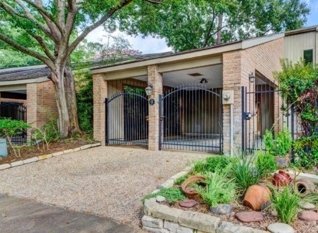 Building Photo - 9400 Doliver Dr Unit 9