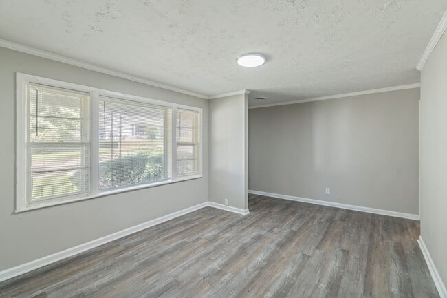 Photo - 3040 Woodbine Ave