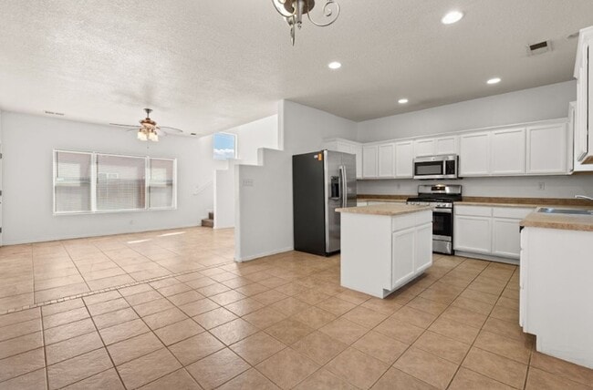 Building Photo - Broadway Unit B