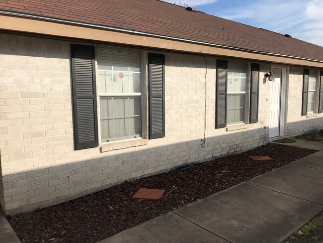 Building Photo - 1801 Lexington Circle