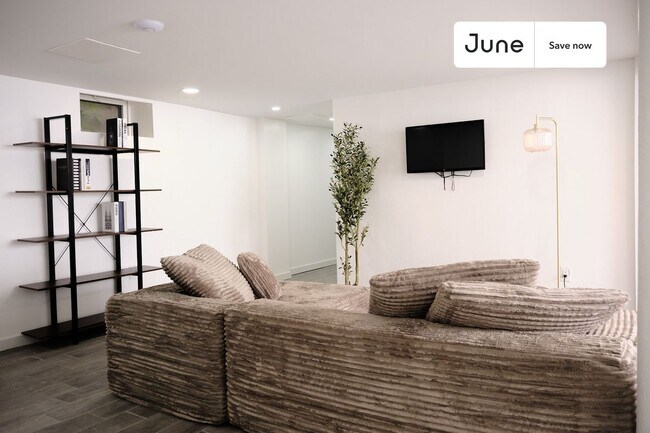 Photo - 624 E 17th St