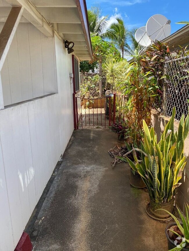 Building Photo - Waipahu: Studio 1 bath apartment located b...