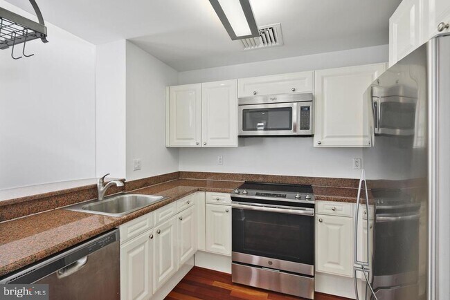 Photo - 1500 Chestnut St Unit 14B