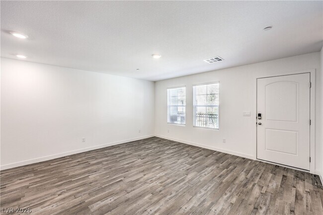 Photo - 920 Rosy Starling St