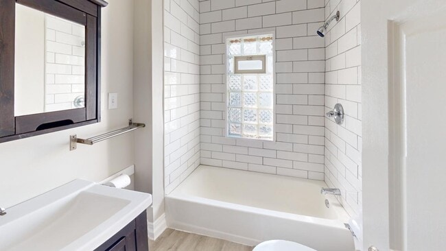 Shower - 1853 Taylor St NE