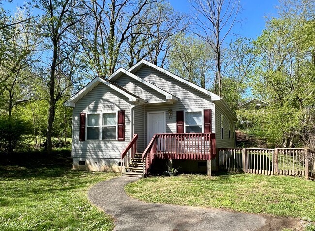 Building Photo - 3 Bedroom in West Asheville! Rental