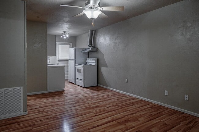 Photo - 504 W 7th St