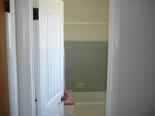 Bathroom - 3056 Luna Dr Unit Studio